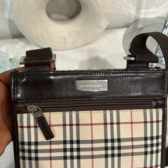 Authentic BURBERRY CROSS BODY BAG - Picture 13 of 15